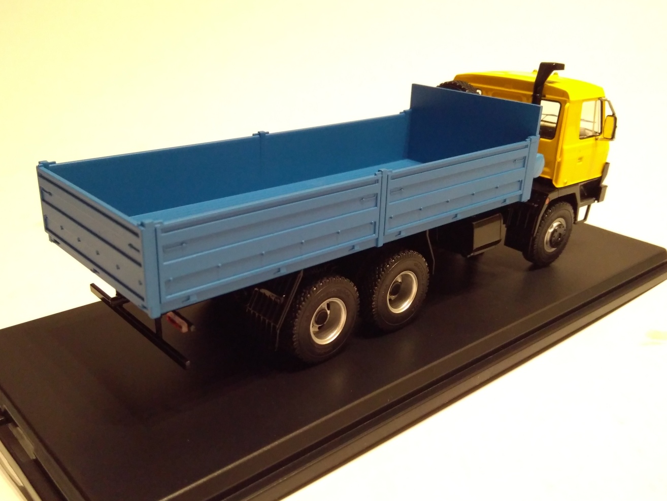 Tatra 815 V26 žlutomodrá 1:43 Premium ClassiXXs