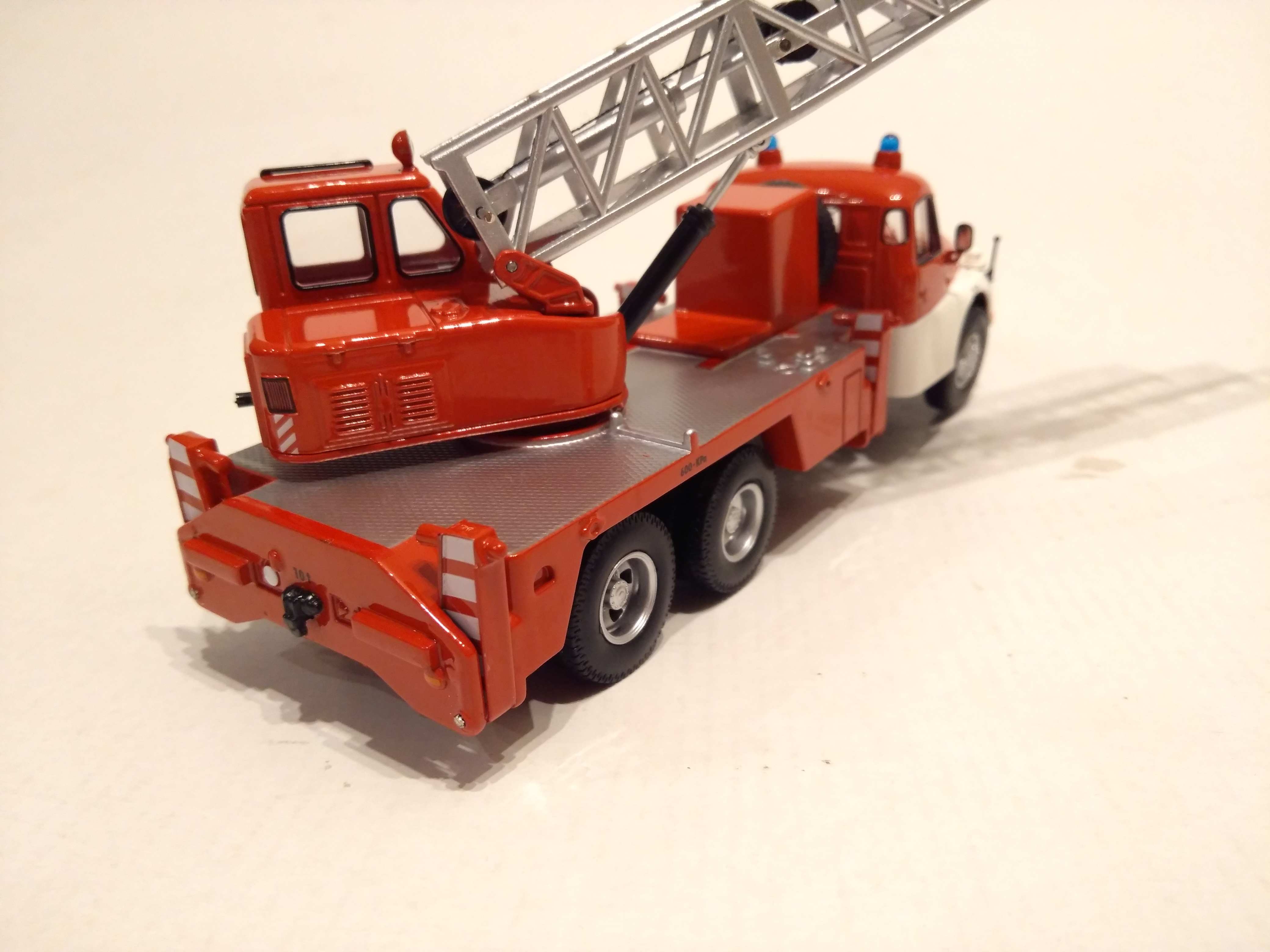 Tatra T148 hasičský jeřáb 1:43 Schuco
