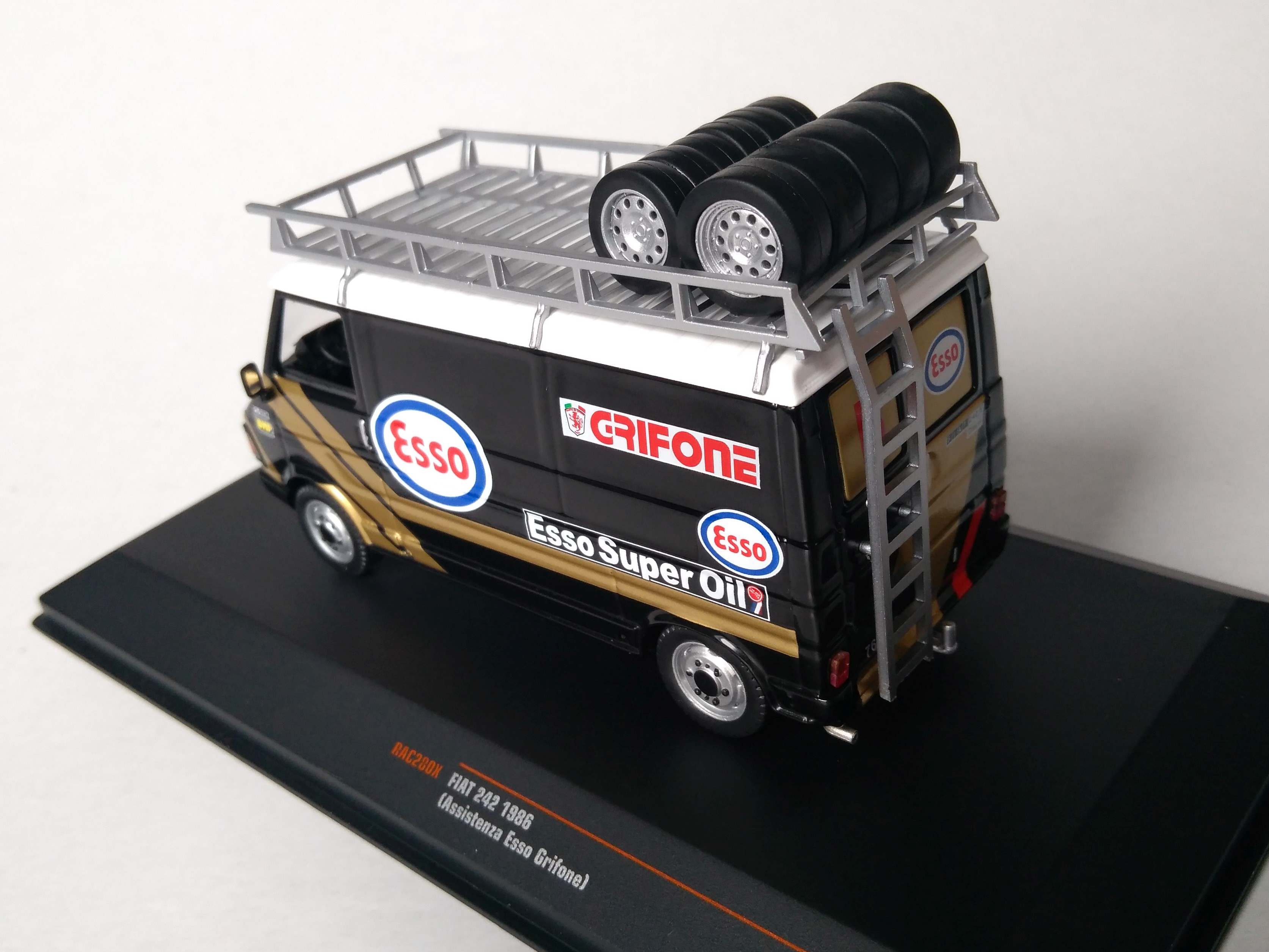 Fiat 242 Esso Grifone doprovodné vozidlo 1:43 IXO