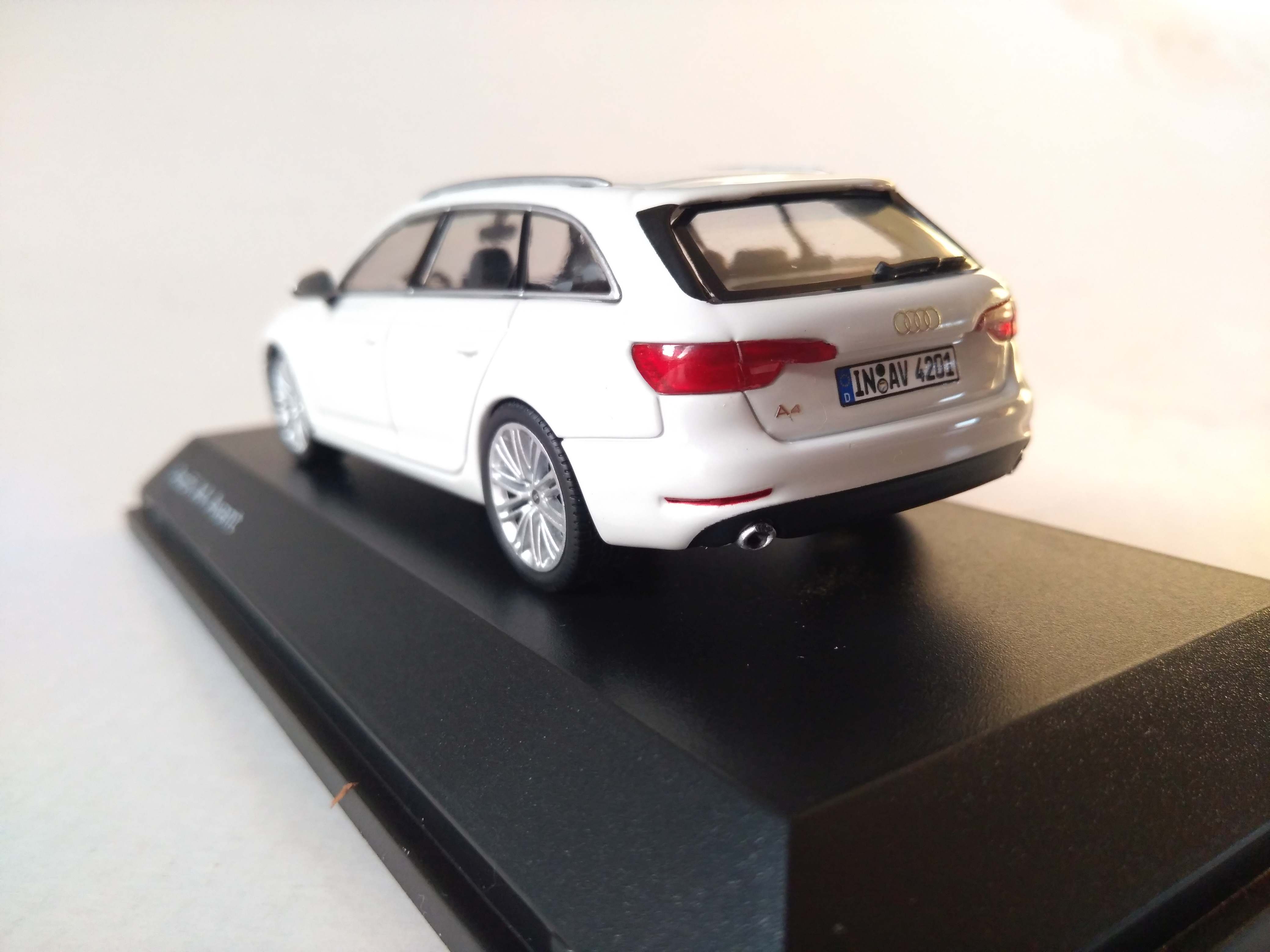 Audi A4 Avant 2016 1:43 iscale