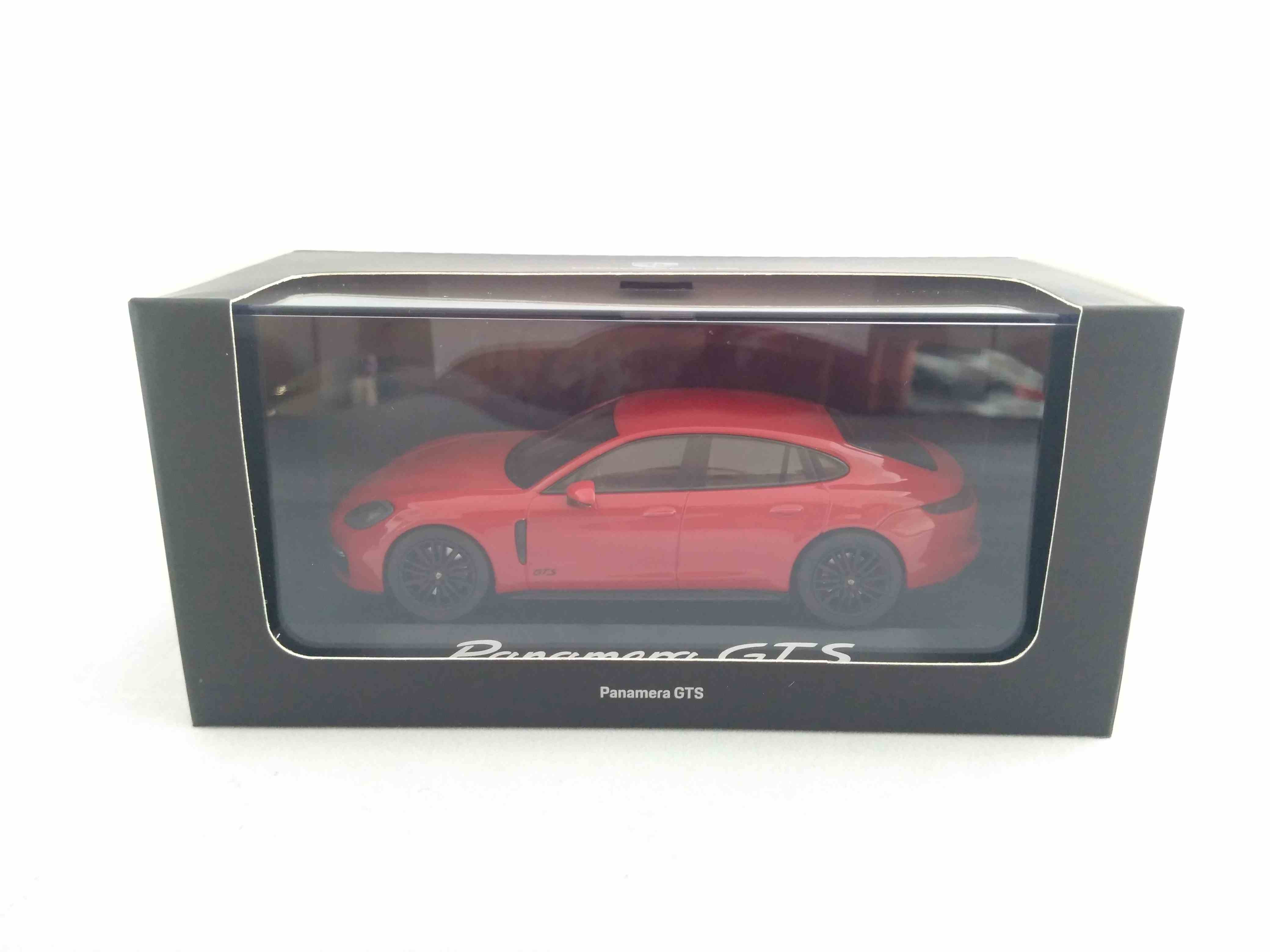 Porsche Panamera GTS 1:43 Herpa