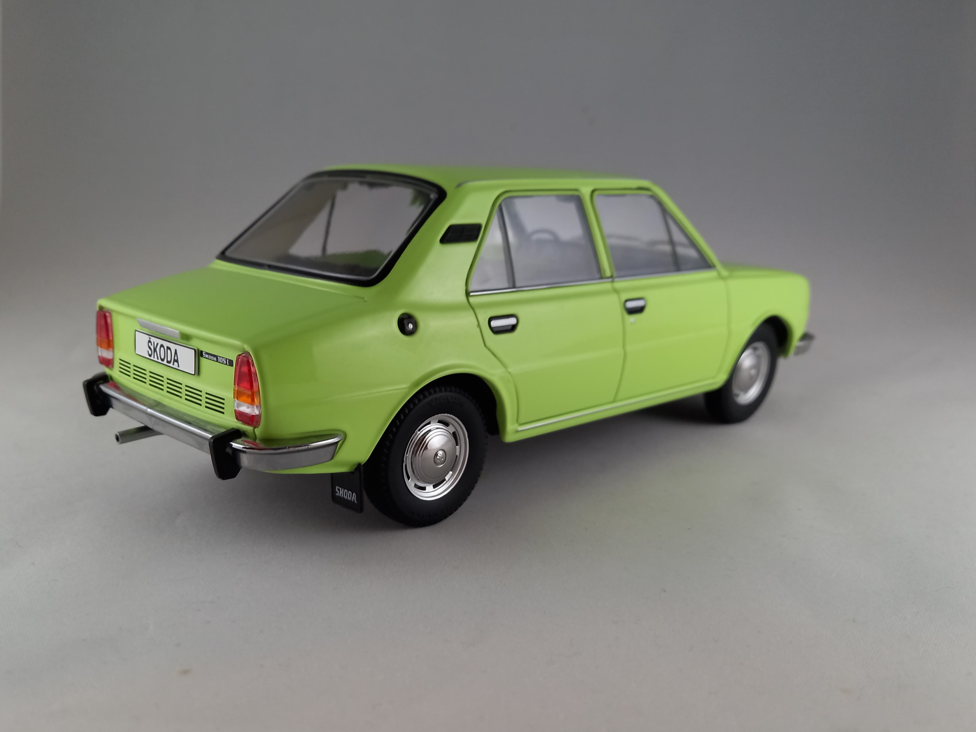 Škoda 105L lipově zelená 1:18 Triple9