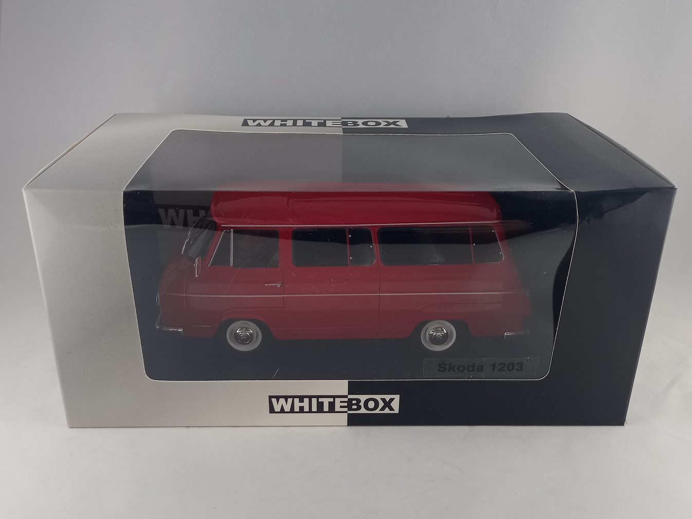 Škoda 1203 červená 1:24 Whitebox