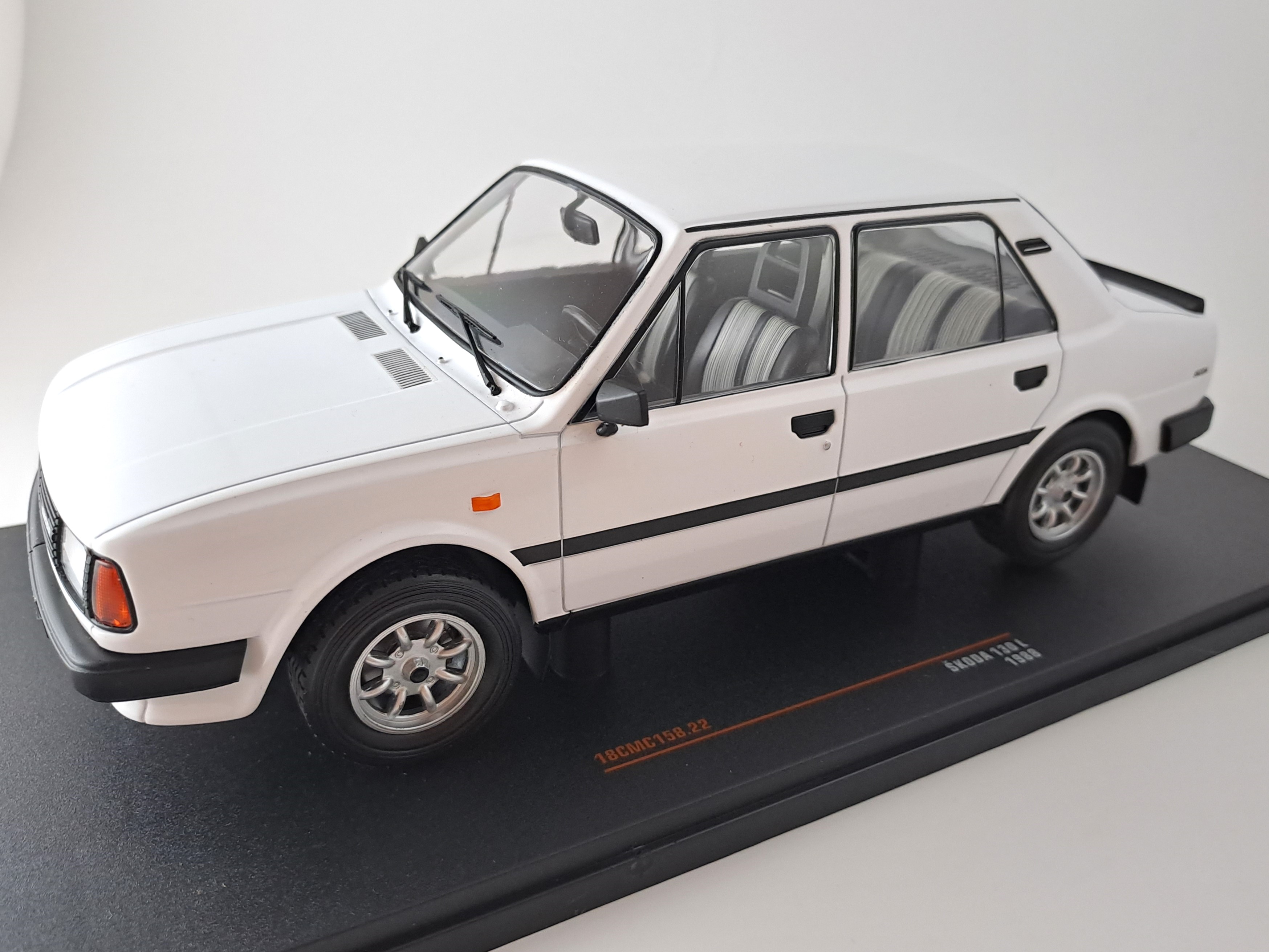 Škoda 130 L 1988 1:18 IXO