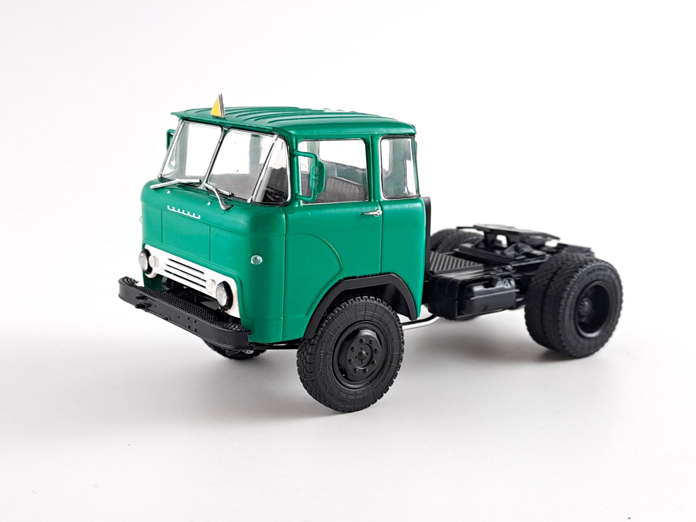 Tatra T138 NT 4x4 s návěsem na přepravu zvířat + KAZ-608 1:43 Auto Historia