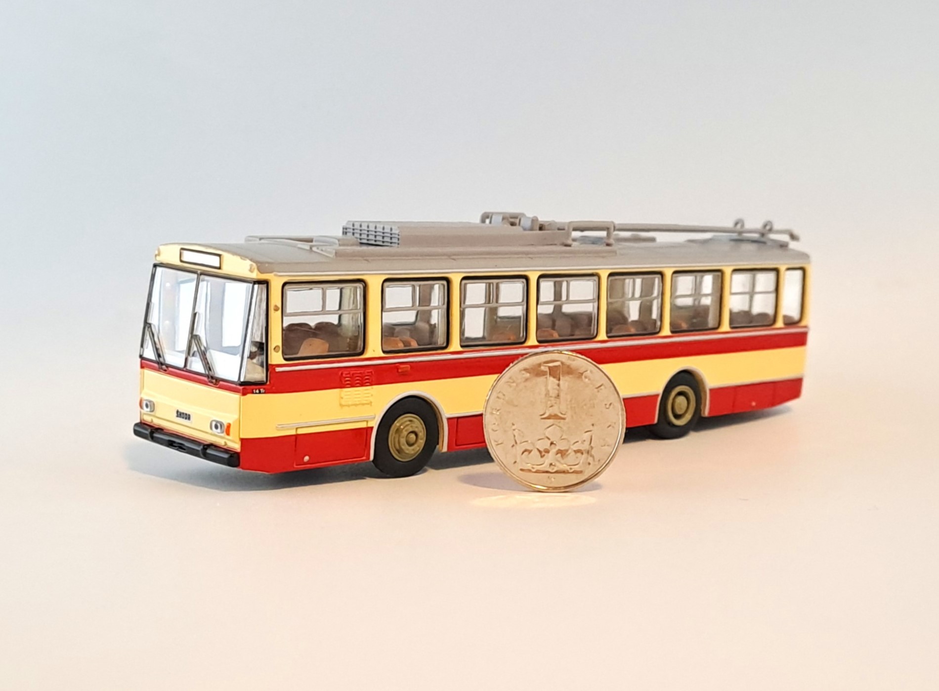 Škoda 14Tr červenobéžová 1:87 Brekina