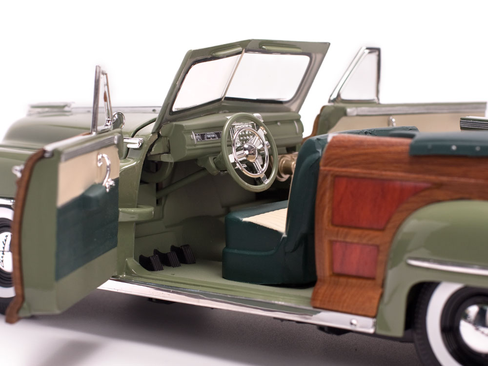Chrysler Town & Country 1:18 Sun Star