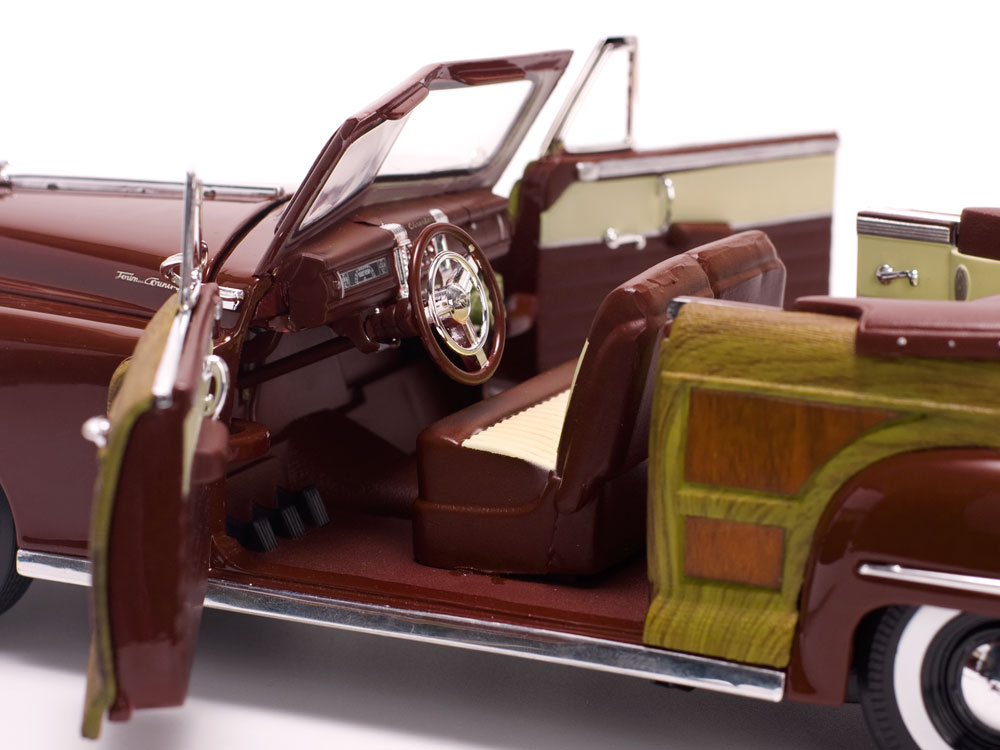 Chrysler Town & Country 1:18 Sun Star