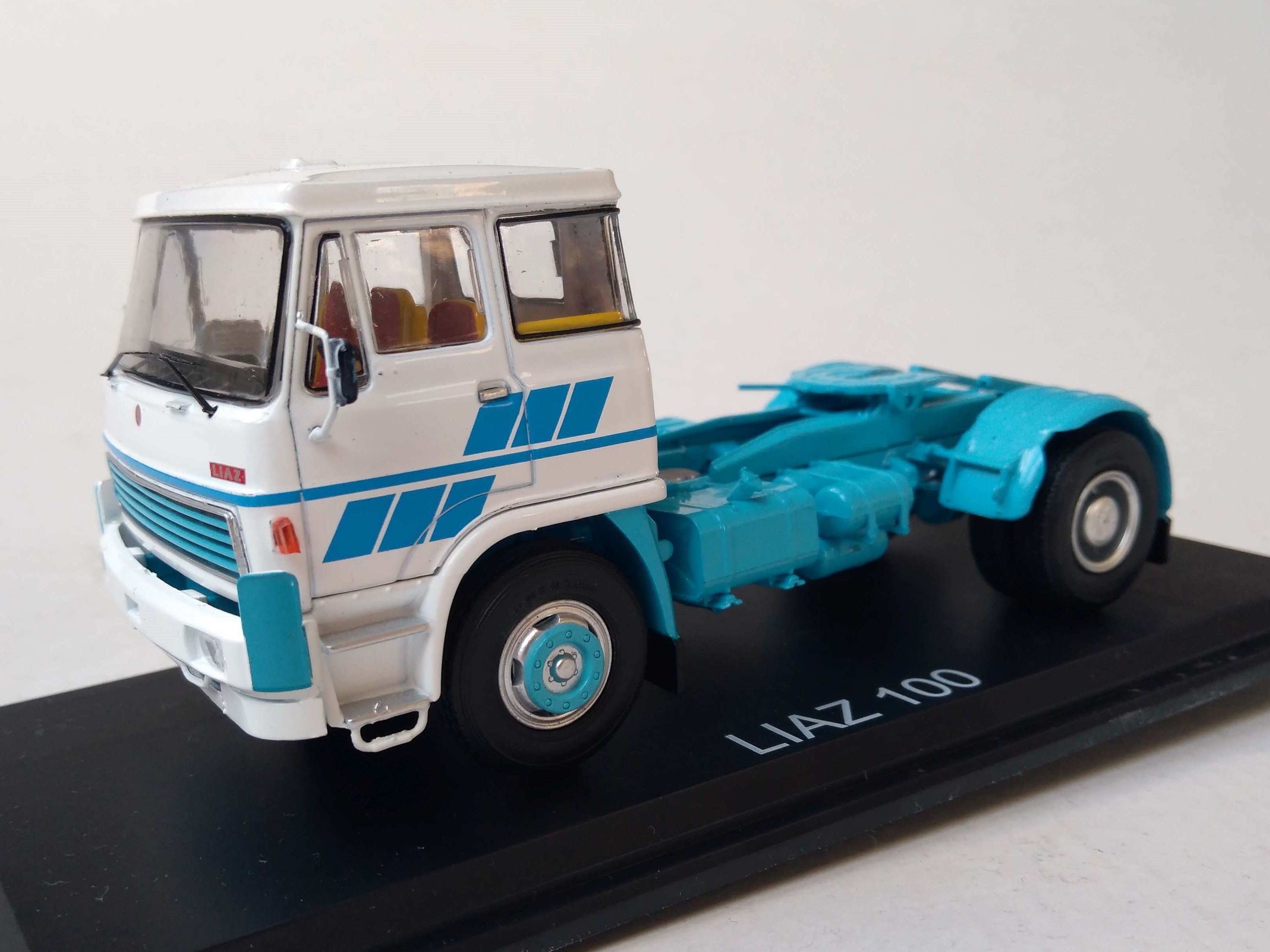 LIAZ 100 tahač modrobílý 1:43 SSM
