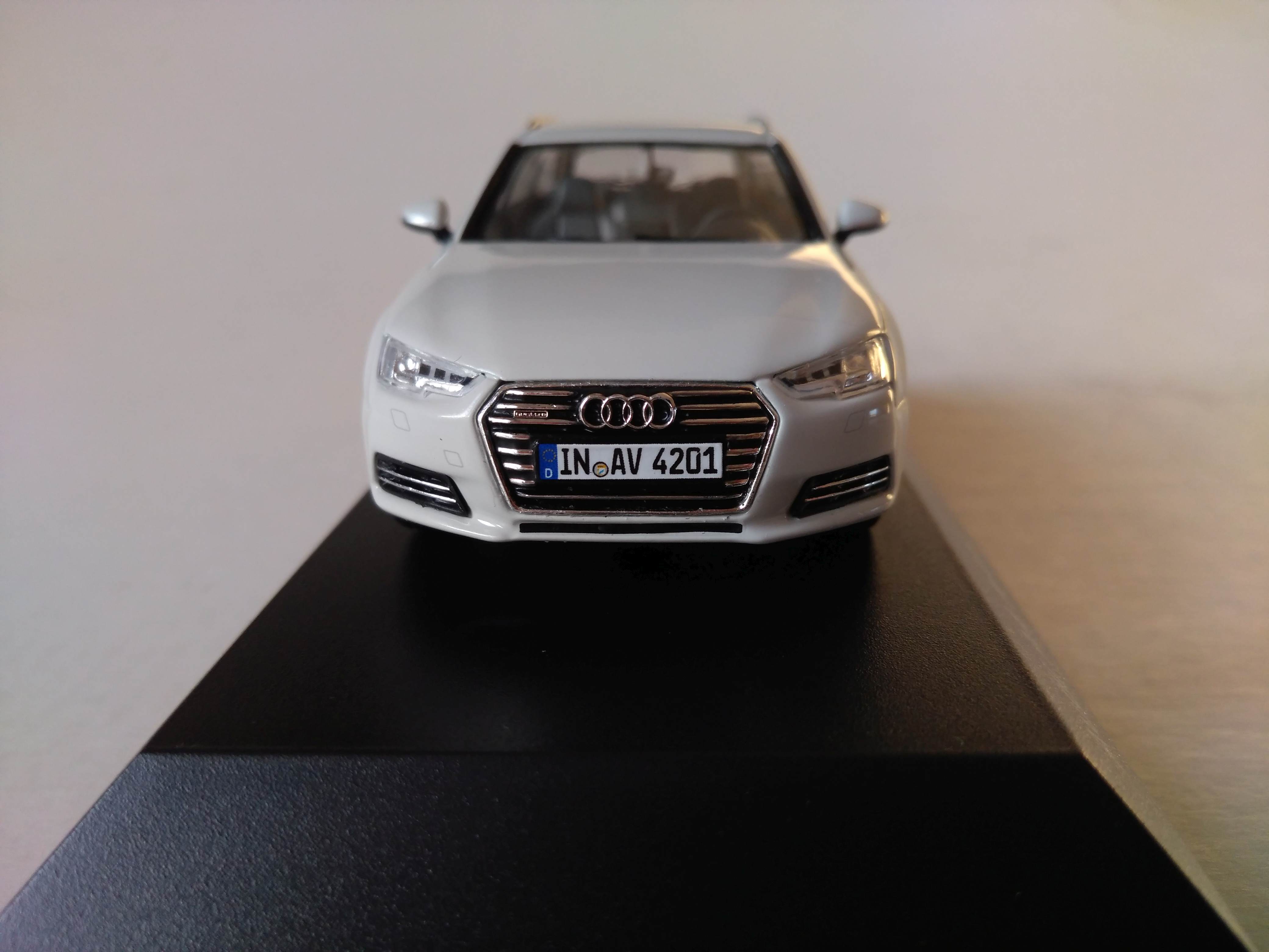 Audi A4 Avant 2016 1:43 iscale