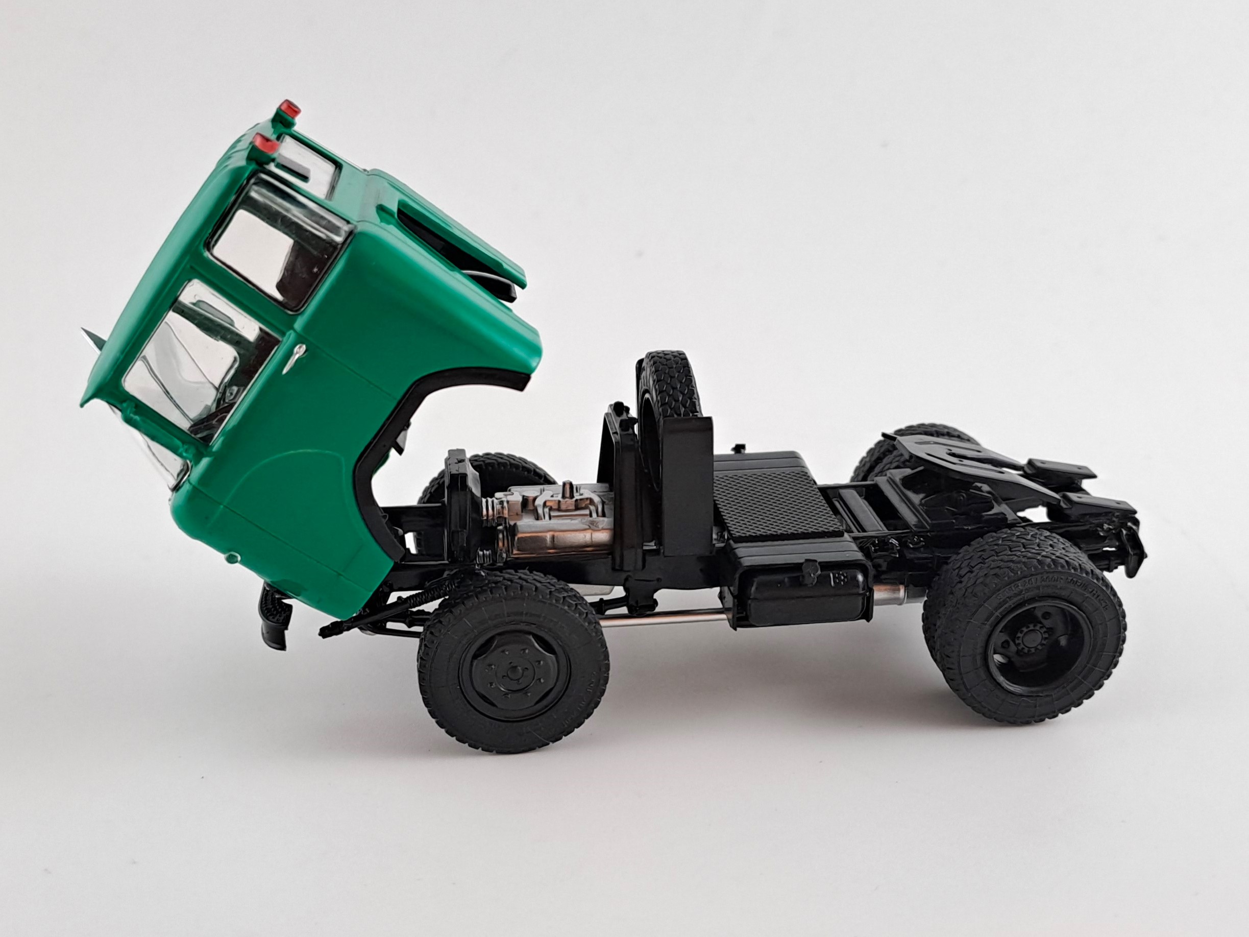 Tatra T138 NT 4x4 s návěsem na přepravu zvířat + KAZ-608 1:43 Auto Historia