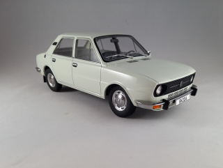 Škoda 105L ledová bílá 1:18 Triple9